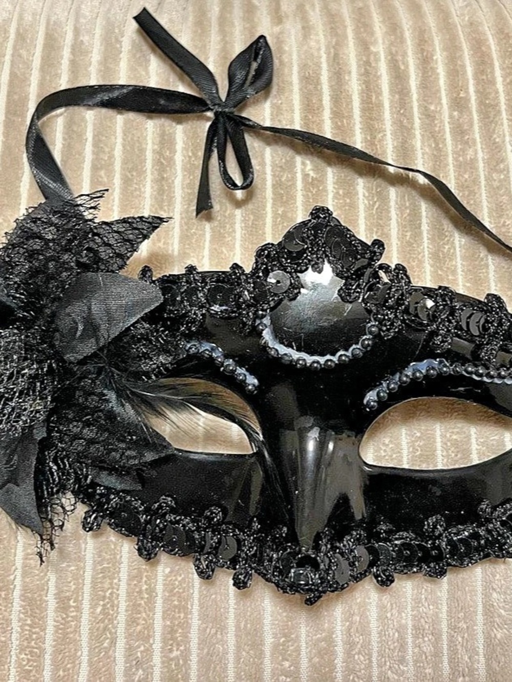 UNBRANDED Black Venetian-Style Masquerade Mask